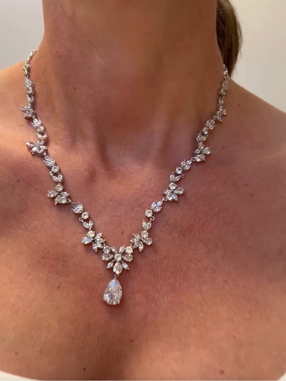 Elegant Teardrop Crystal Necklace in Silver